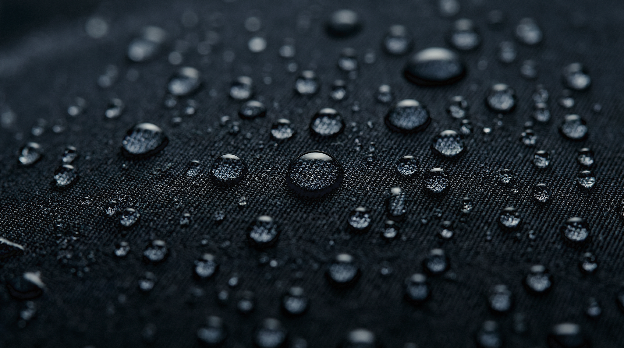 Matière technique résistante à l’eau avec effet déperlant visible en surface.