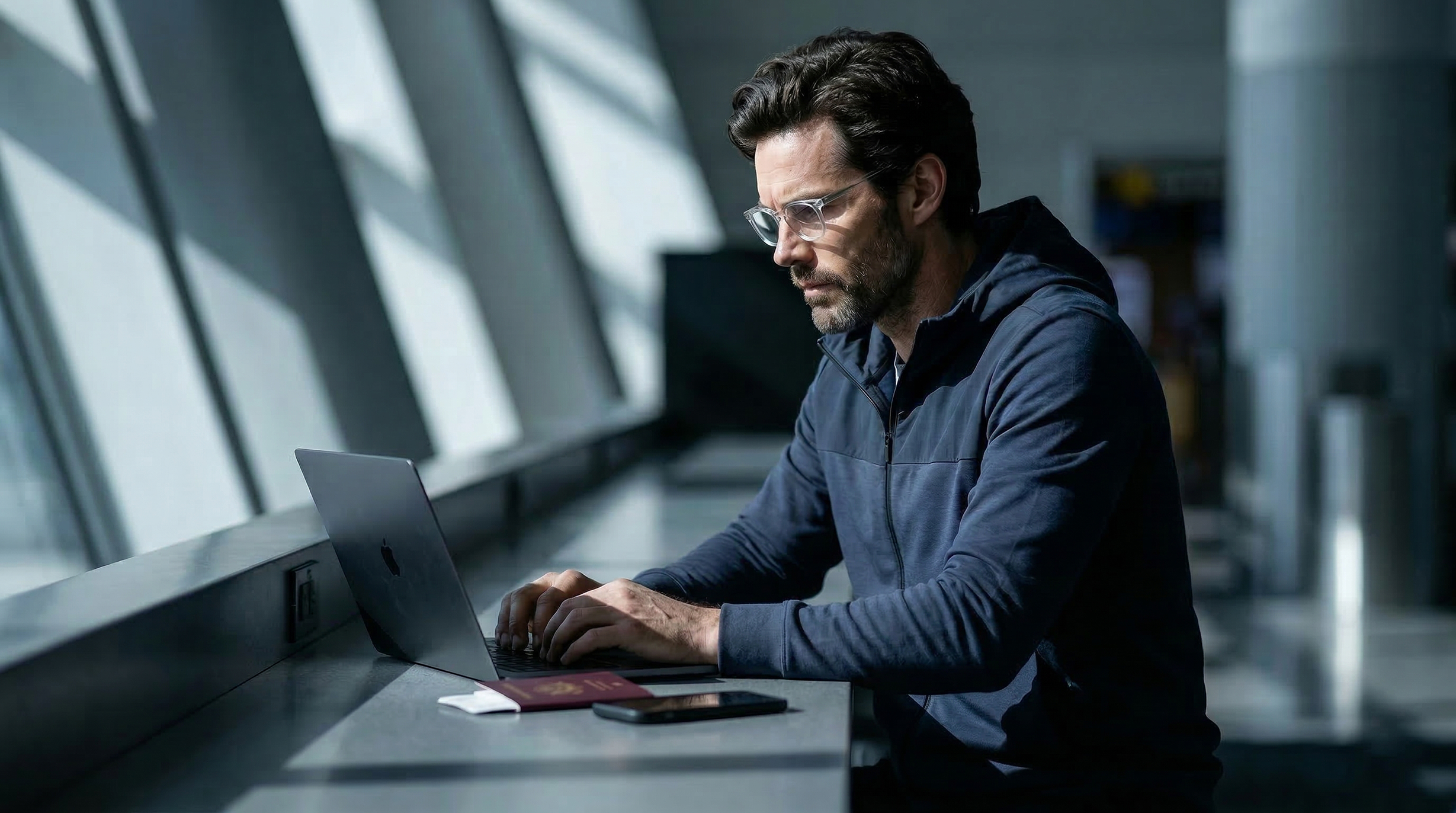 Hoodie technique porté en situation de travail nomade.