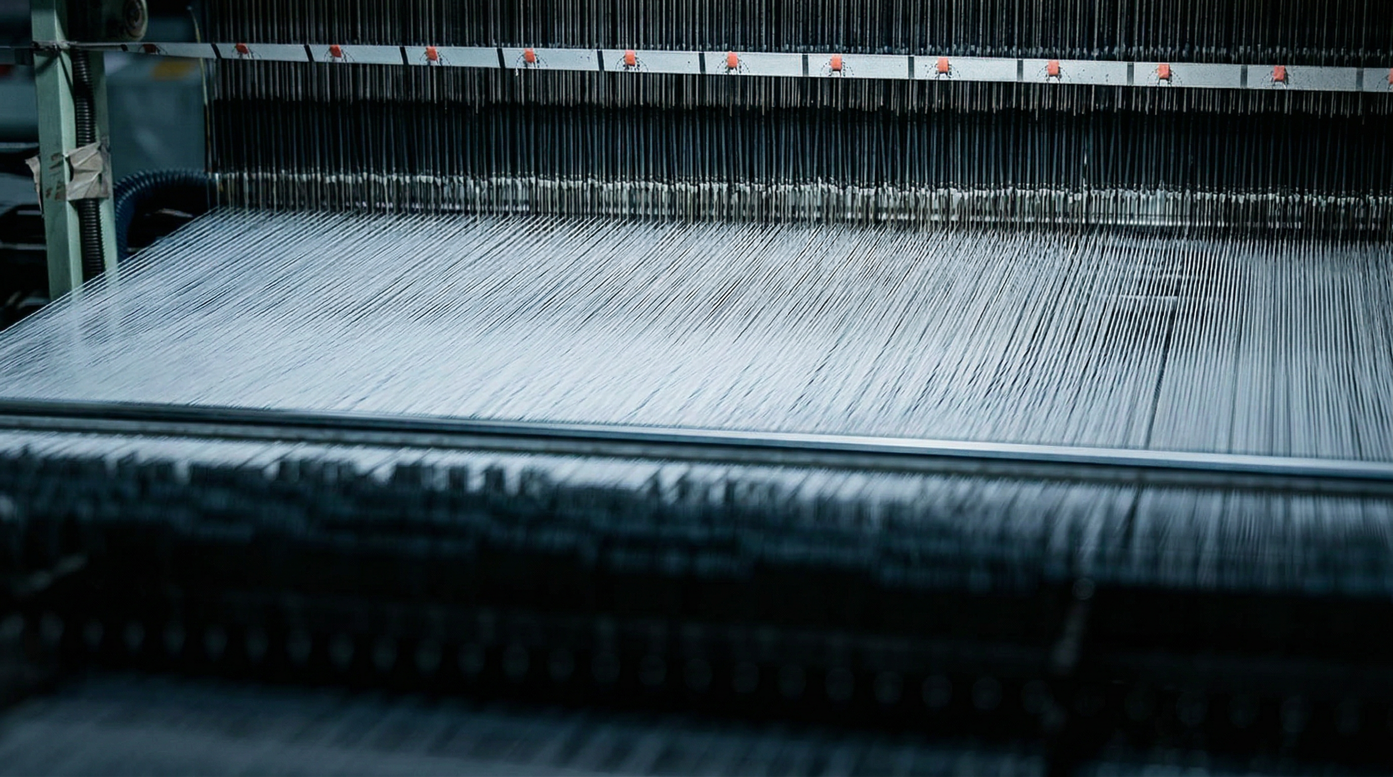 Machine à tisser en action avec fils tendus pour la production d’un textile performant.