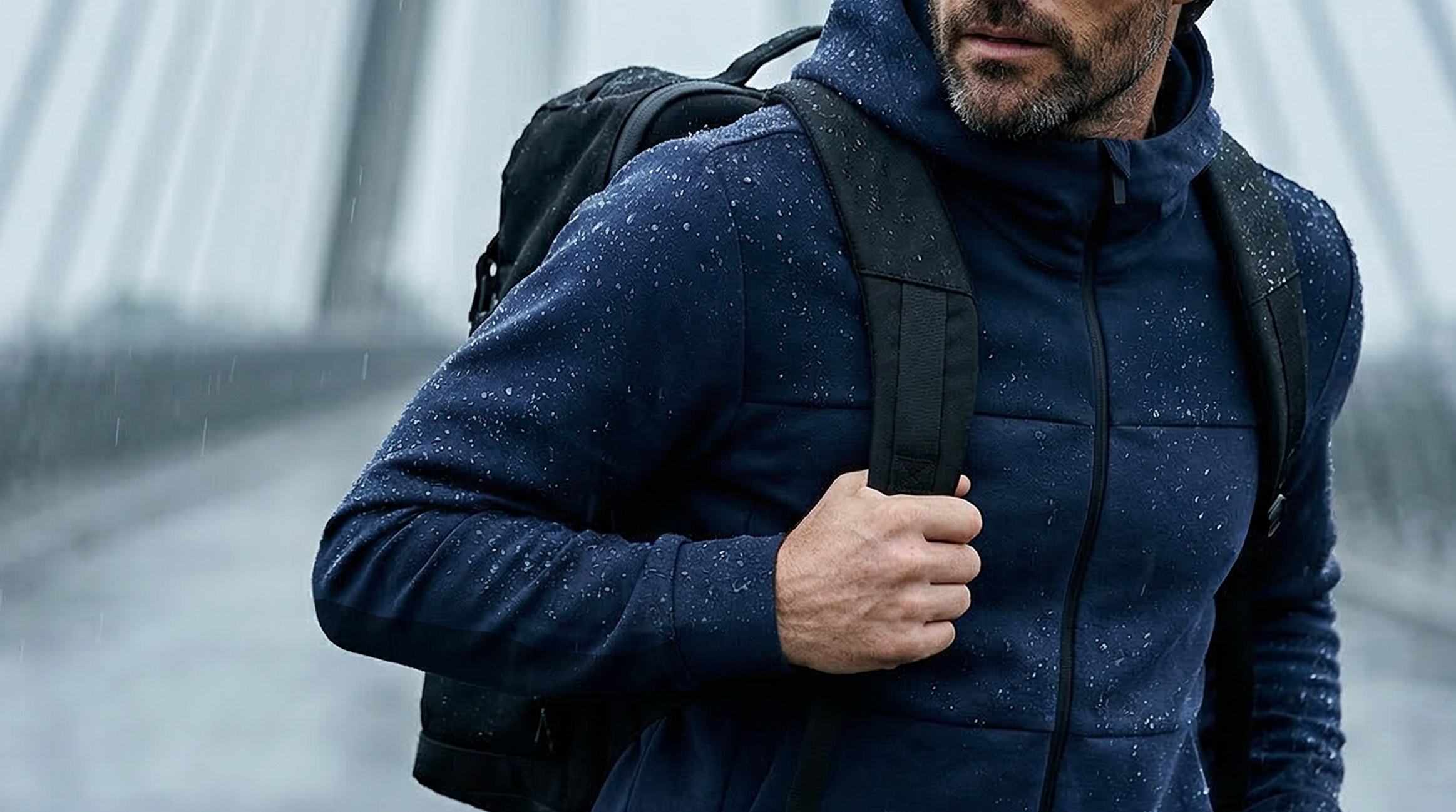 Hoodie technique Seagale déperlant porté sous la pluie avec sac à dos.