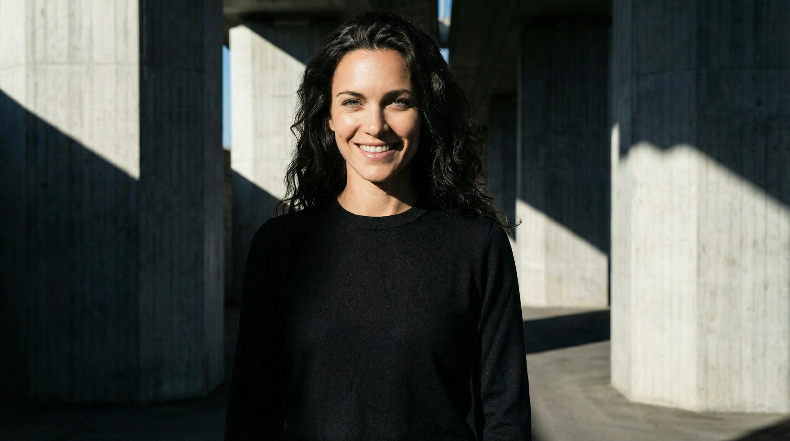 Pullover Ultra Merino en laine mérinos noir porté par une femme.