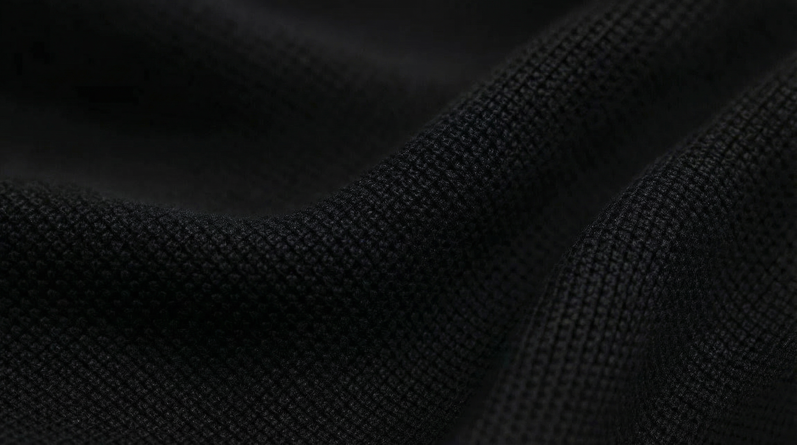 Texture en laine mérinos du pullover Ultra Merino noir.