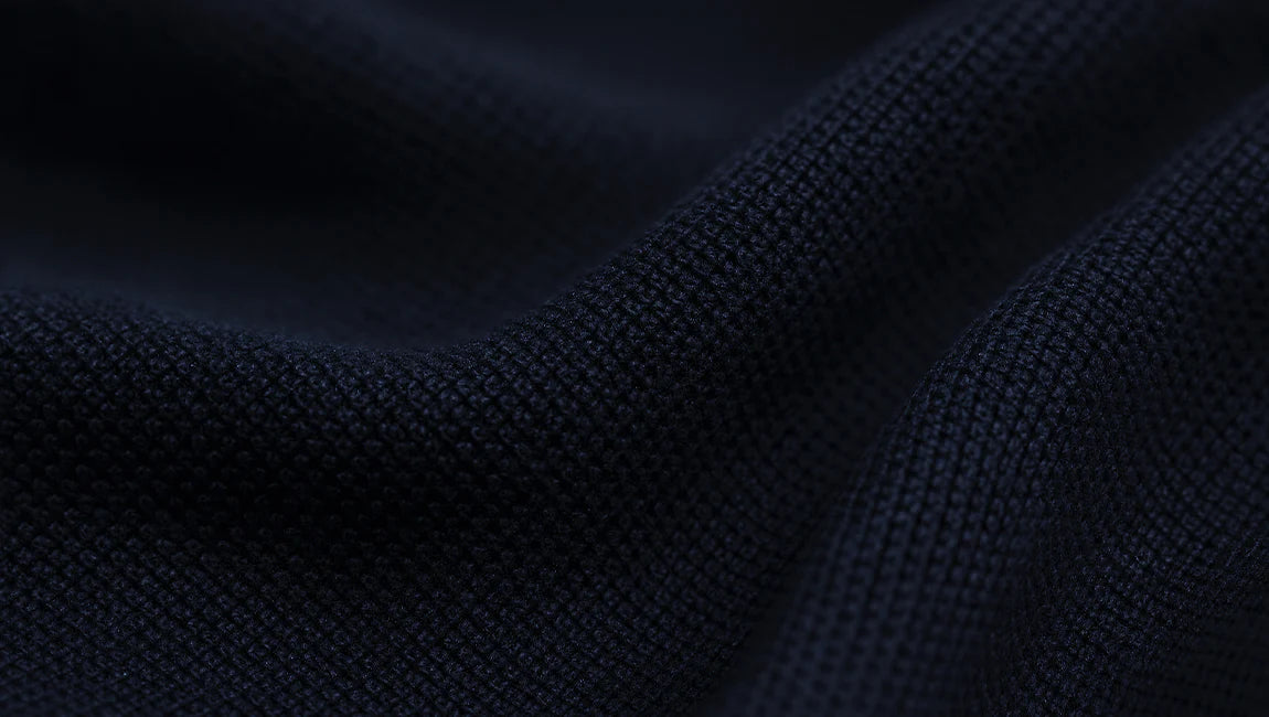 Texture en laine mérinos du pullover Ultra Merino bleu chic.