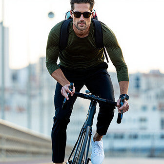 homme sur un vélo avec des vêtements seagale