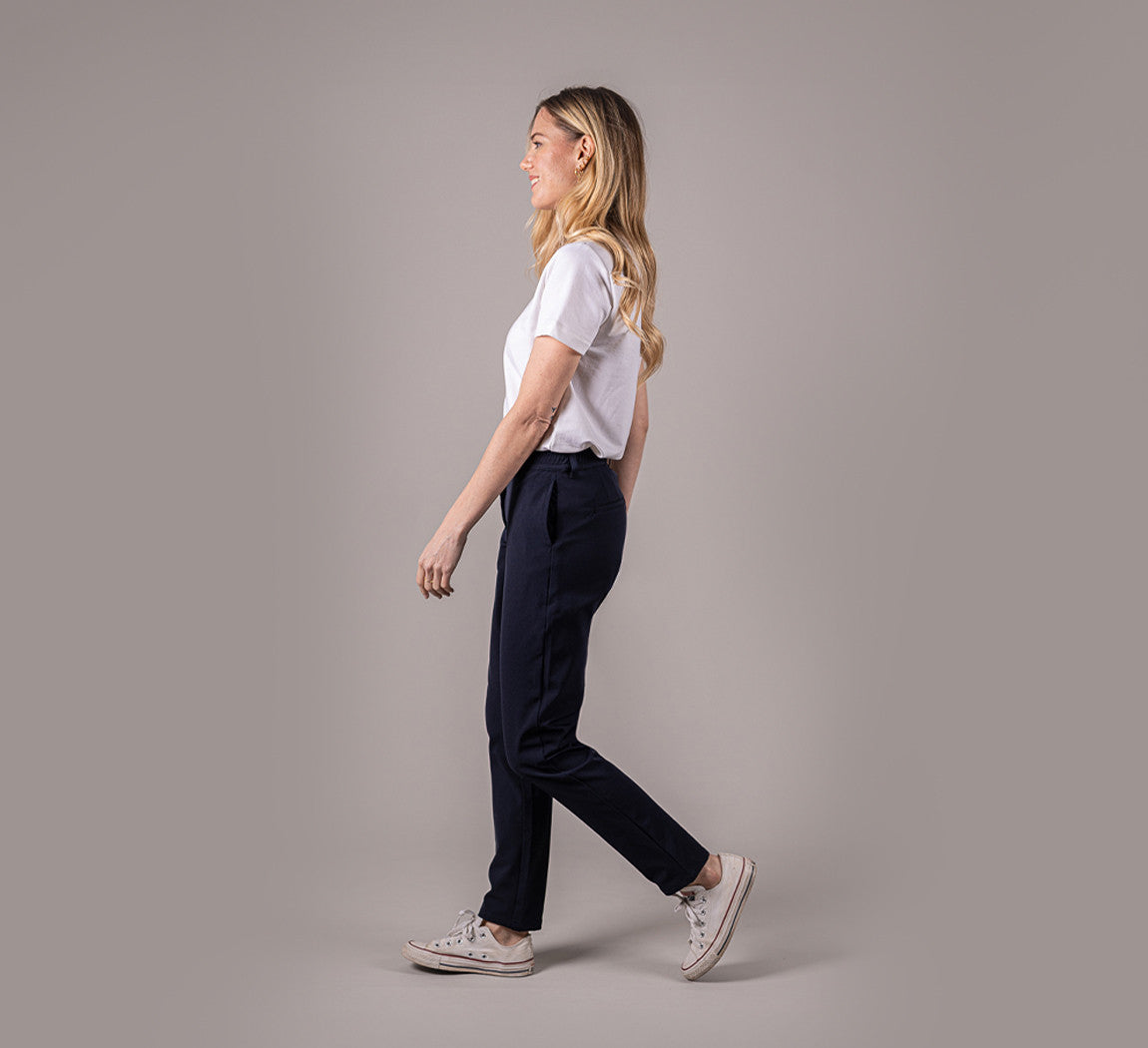 WOMAN PERFORMANCE CHINOS Bleu Chic
