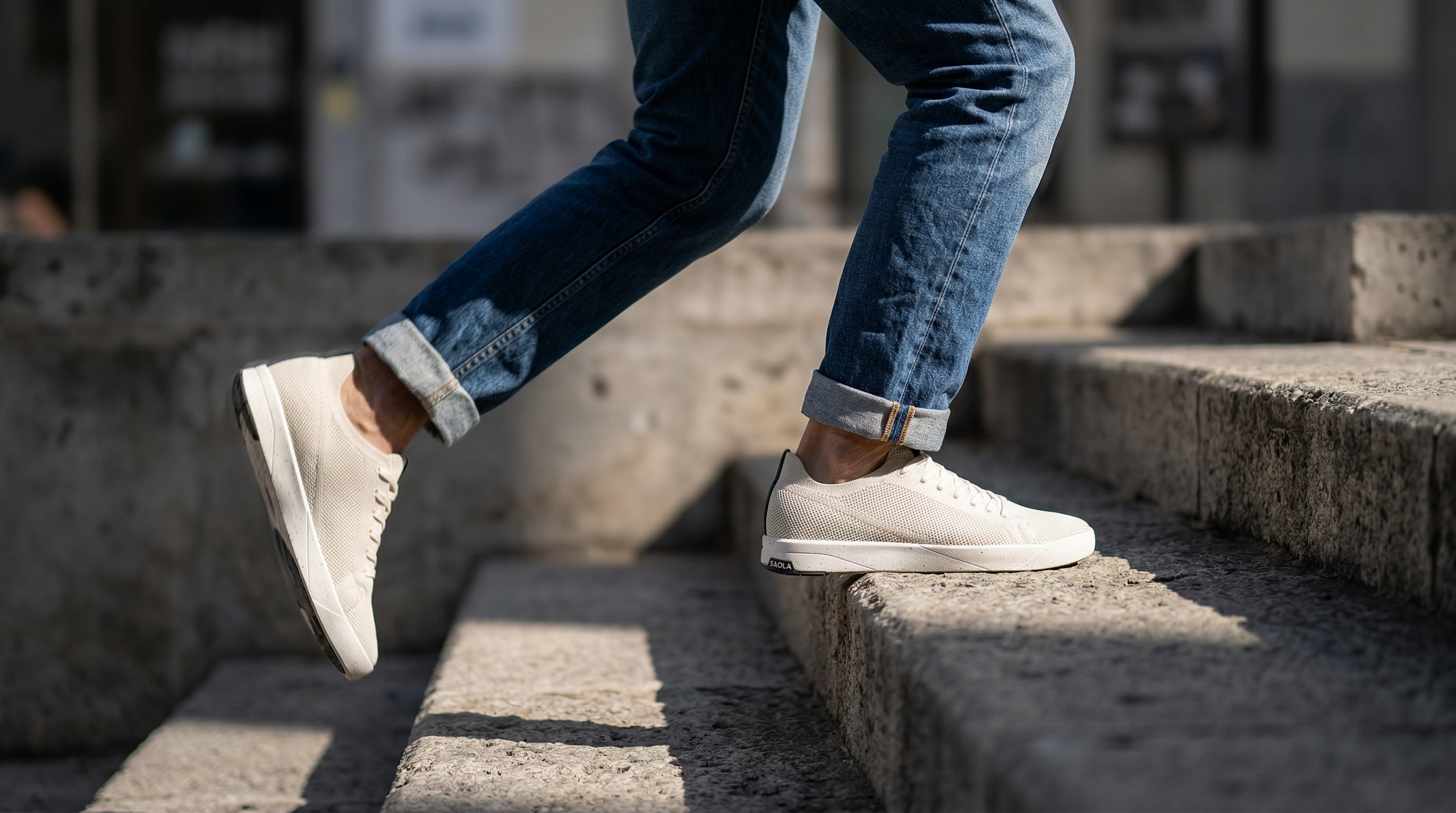 Sneakers légères en textile respirant avec semelle contrastée, adaptées à la marche urbaine.