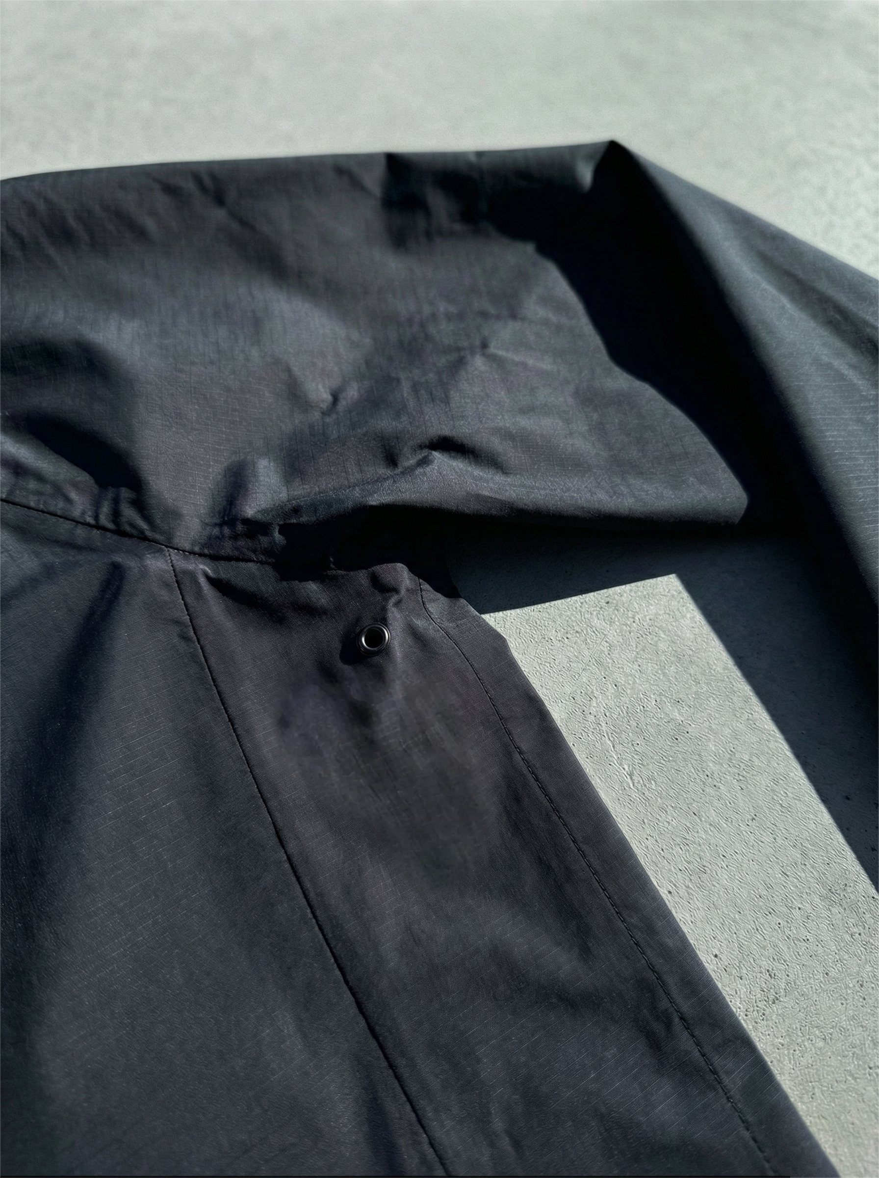 Un œillet discret positionné sous l’aisselle pour optimiser la circulation de l’air sans compromettre l’imperméabilité.