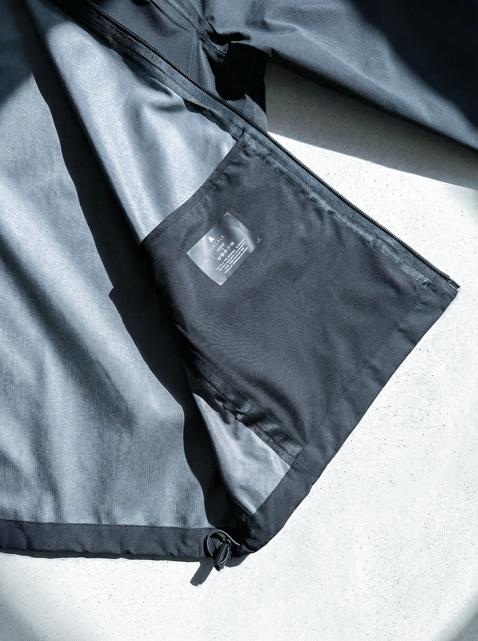 Intérieur de la veste Ultra Hardshell noir montrant la doublure technique respirante et la finition soignée.