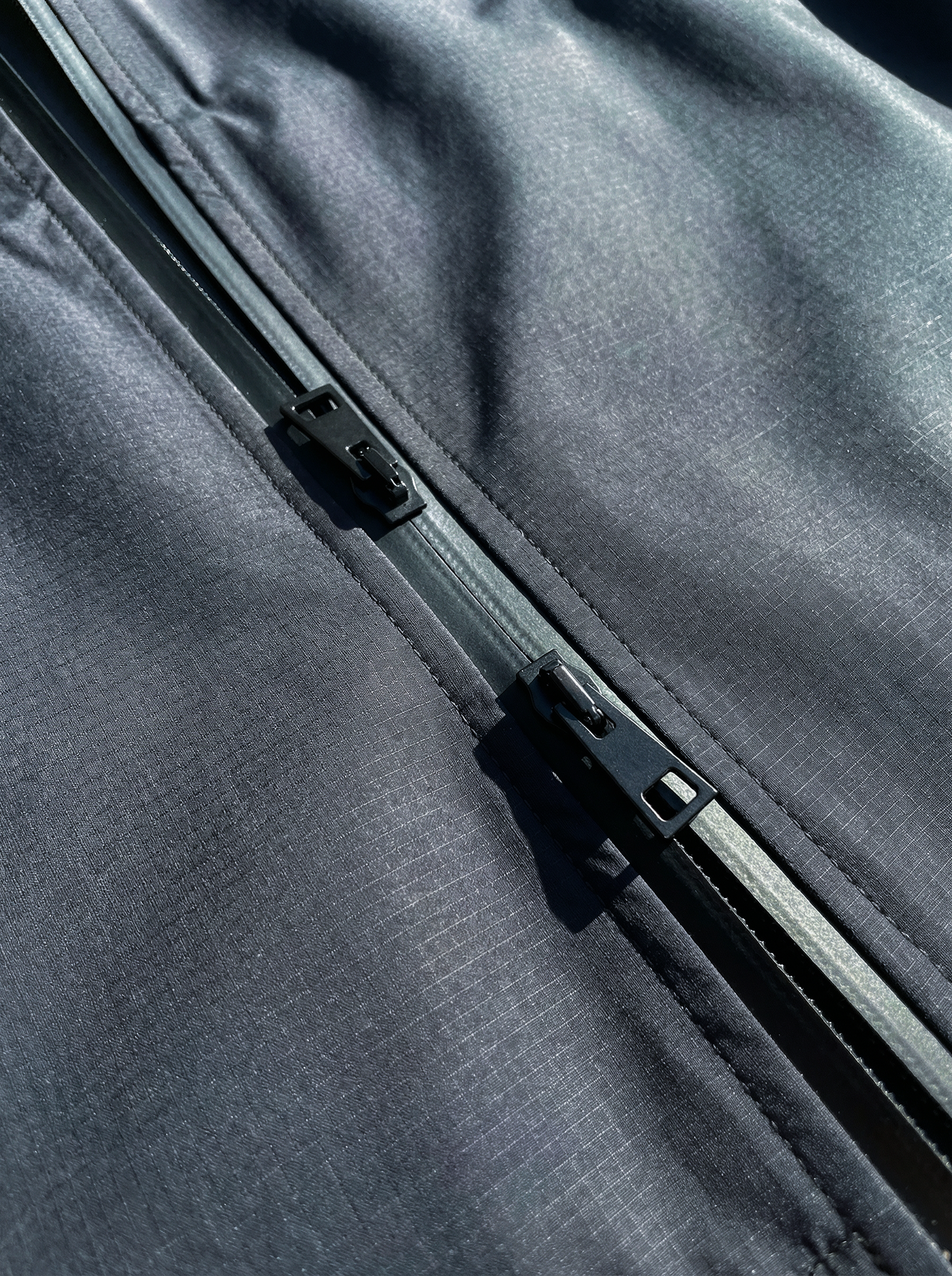 Détail du zip étanche double curseur de la veste Ultra Hardshell noir.
