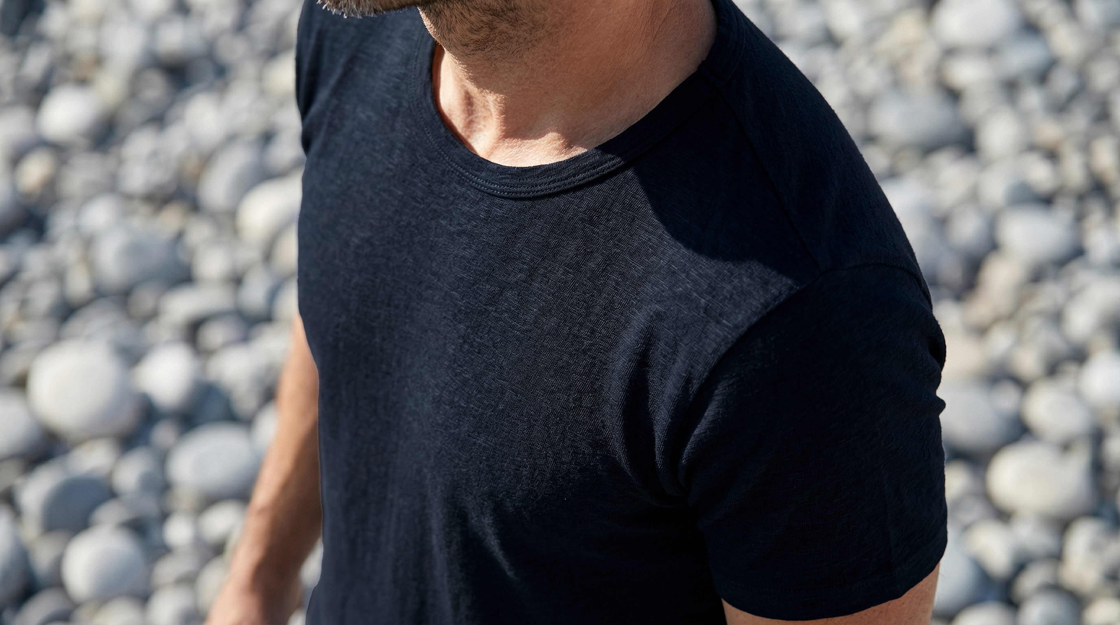 Détail du t-shirt bleu col rond révélant la finesse et le tombé naturel du textile.
