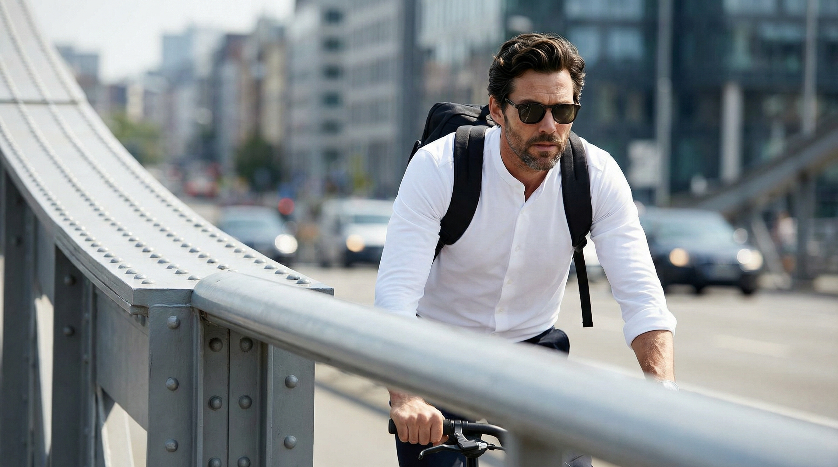 Homme en chemise blanche stretch col mao circulant à vélo en ville, coupe moderne et confortable.