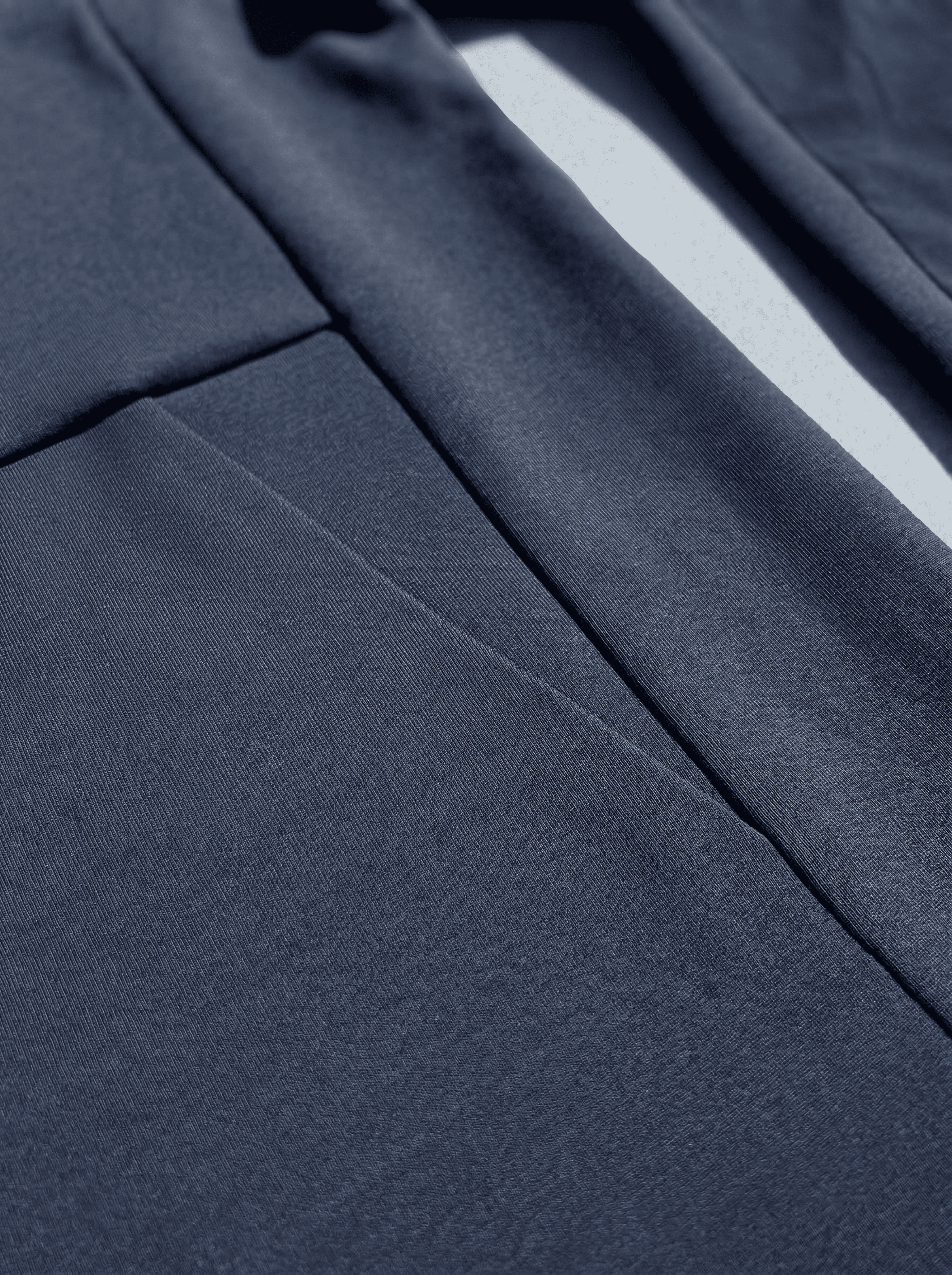 Détail tissu bleu marine du hoodie technique Seagale avec couture minimaliste.