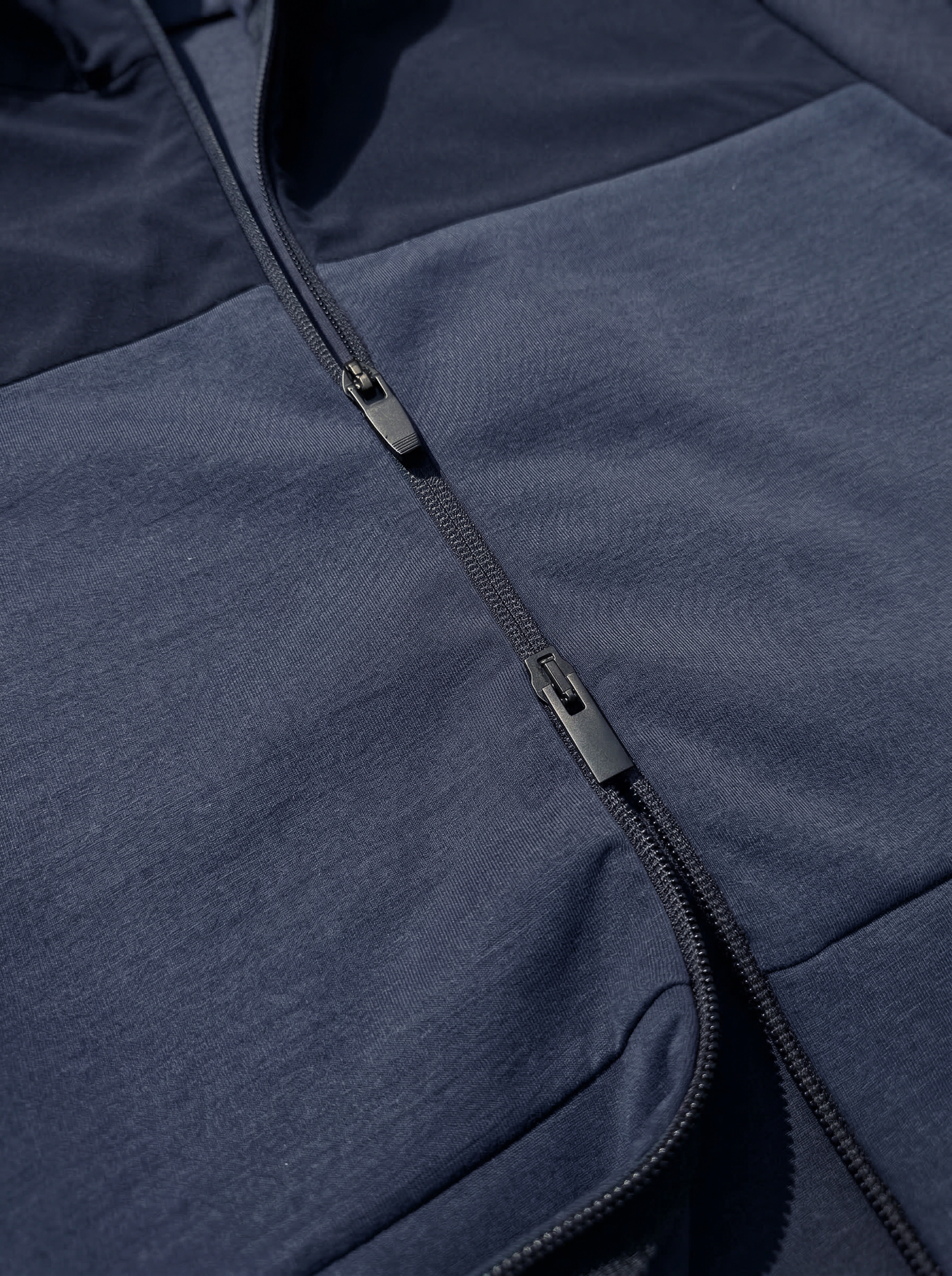 Détail du zip central du hoodie technique bleu marine Seagale.