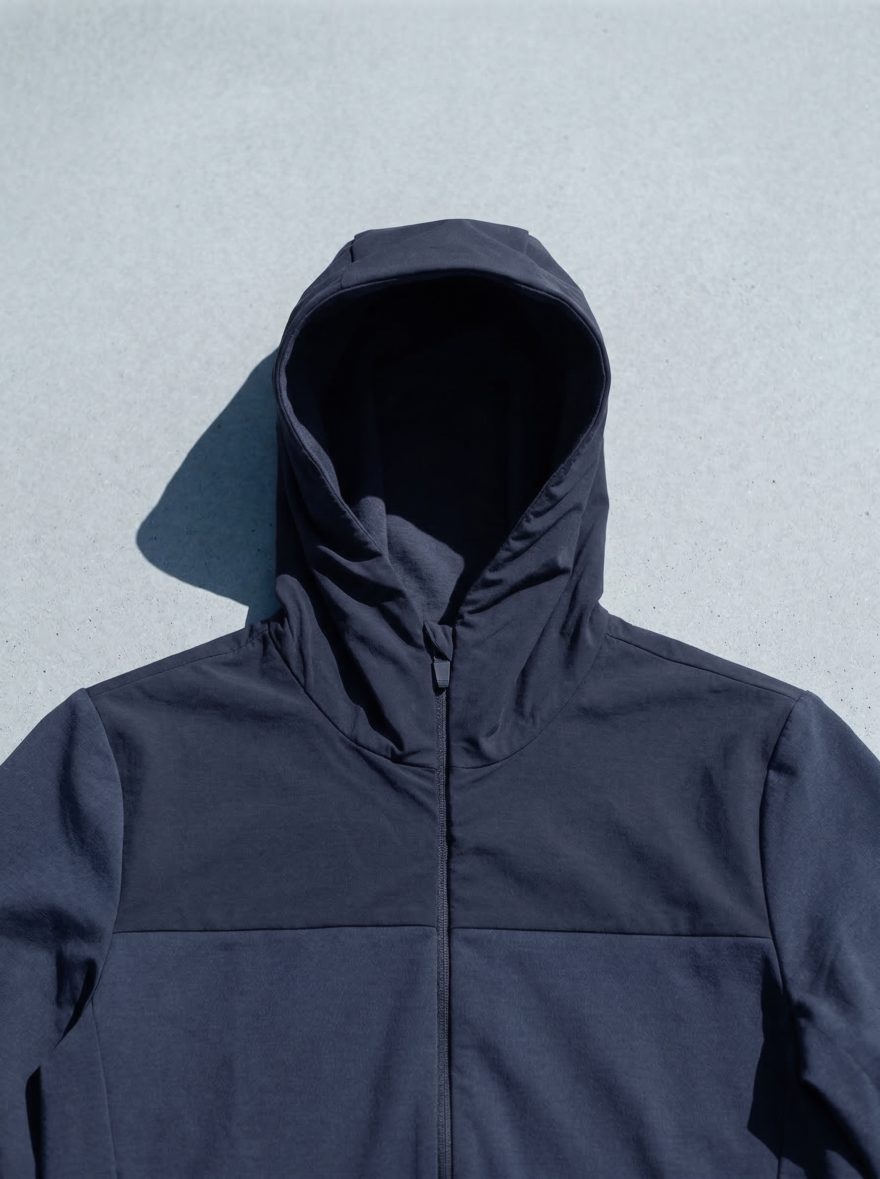 Hoodie technique Seagale bleu marine avec capuche, vue de face.