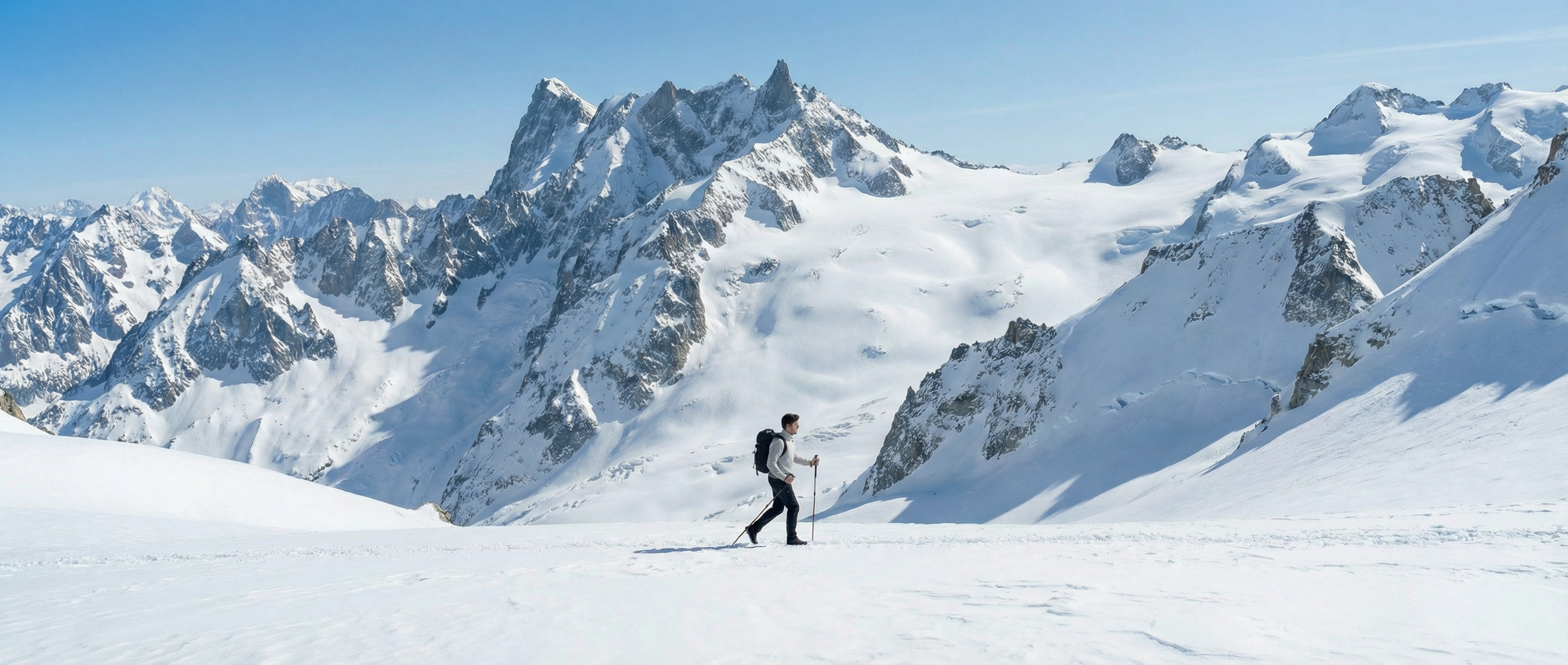 Col roulé Ultra Merino en laine mérinos gris clair porté par un homme en montagne.