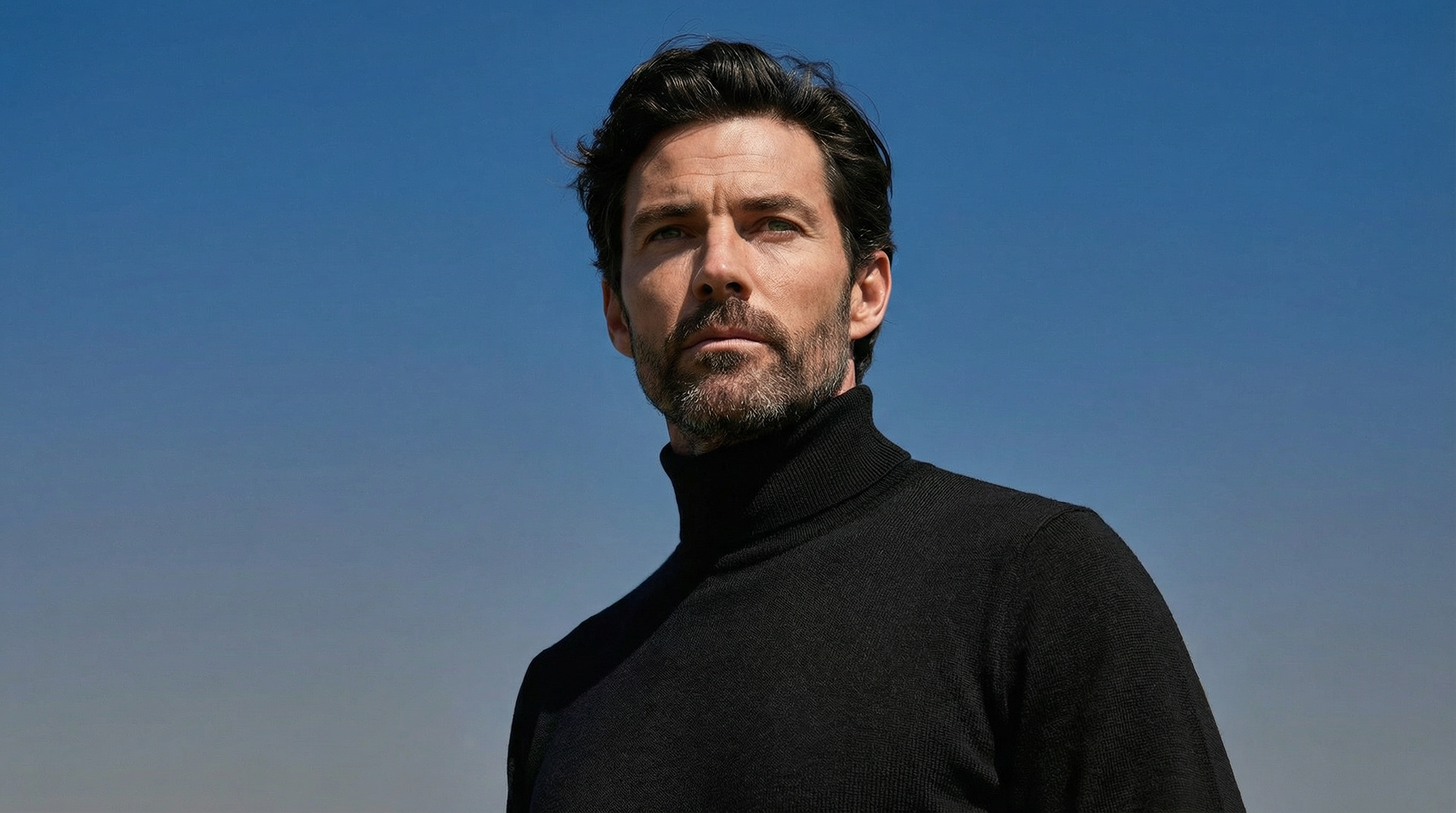 Col roulé Ultra Merino en laine mérinos noir porté par un homme.