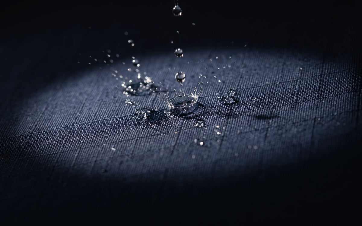 Goutte qui perle sur la matière