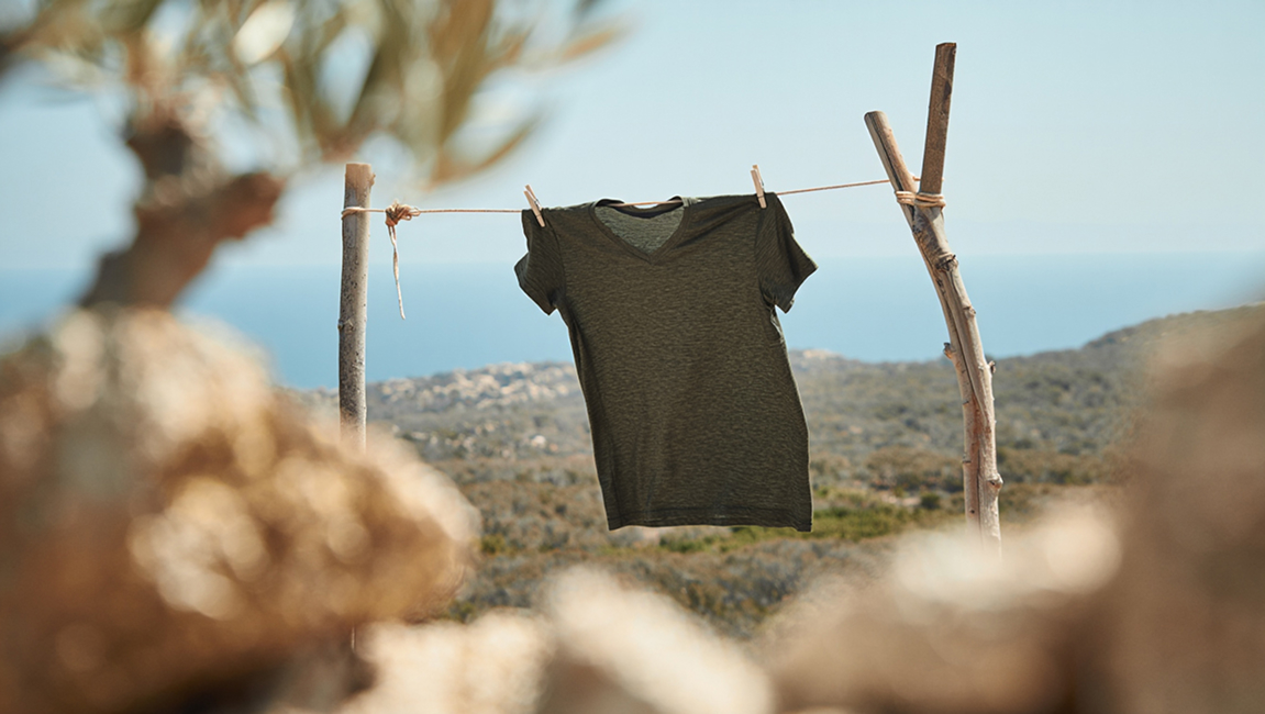 PERFORMANCE MERINO V-NECK