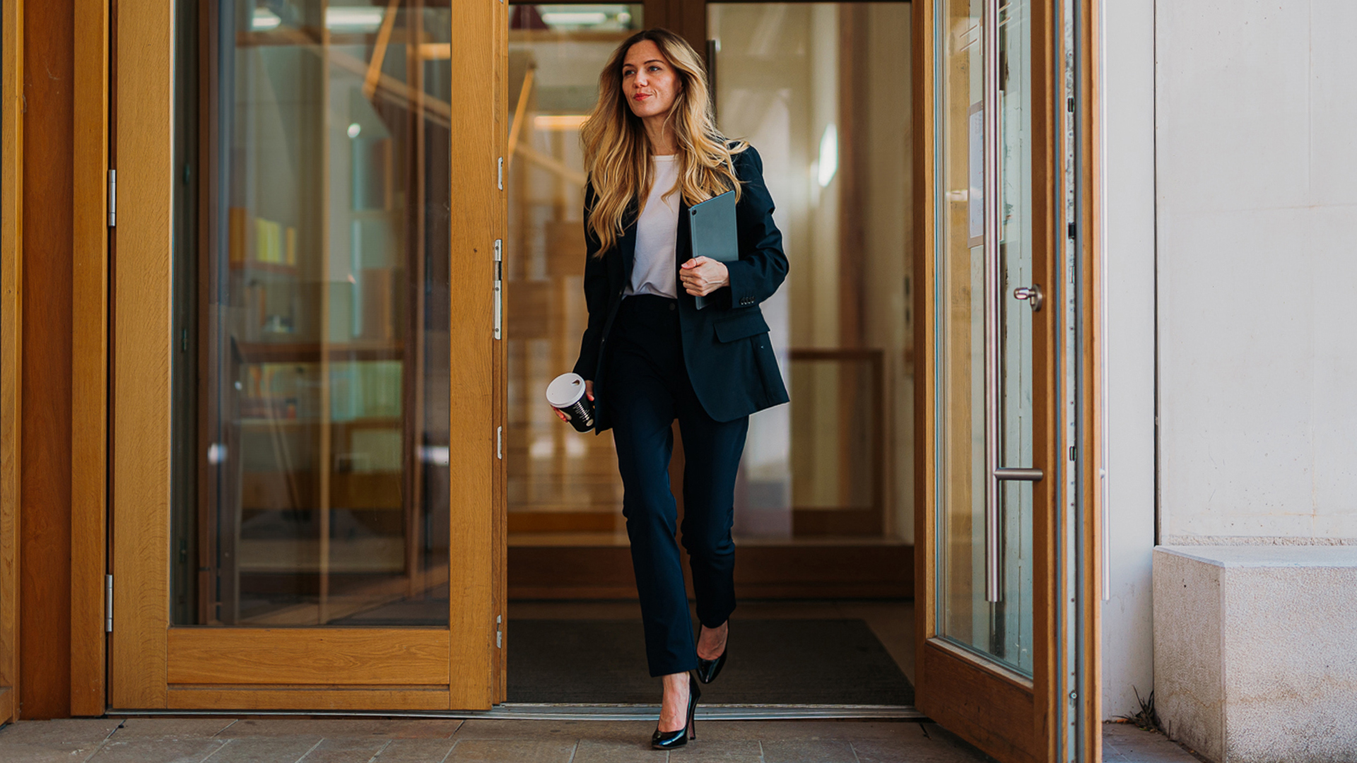 WOMAN PERFORMANCE CHINOS